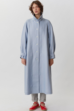 Объемный плащ из голубого льна
