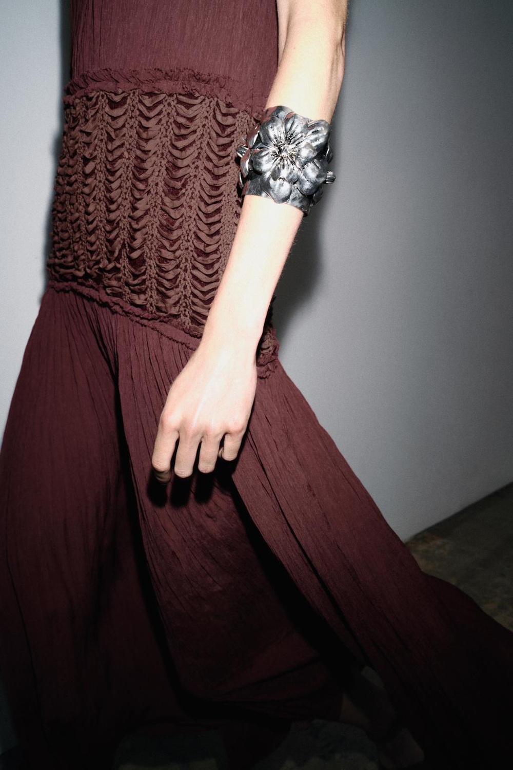 ZARA ЖЕСТКИЙ БРАСЛЕТ С ЦВЕТАМИ, СЕРЕБРИСТЫЙ