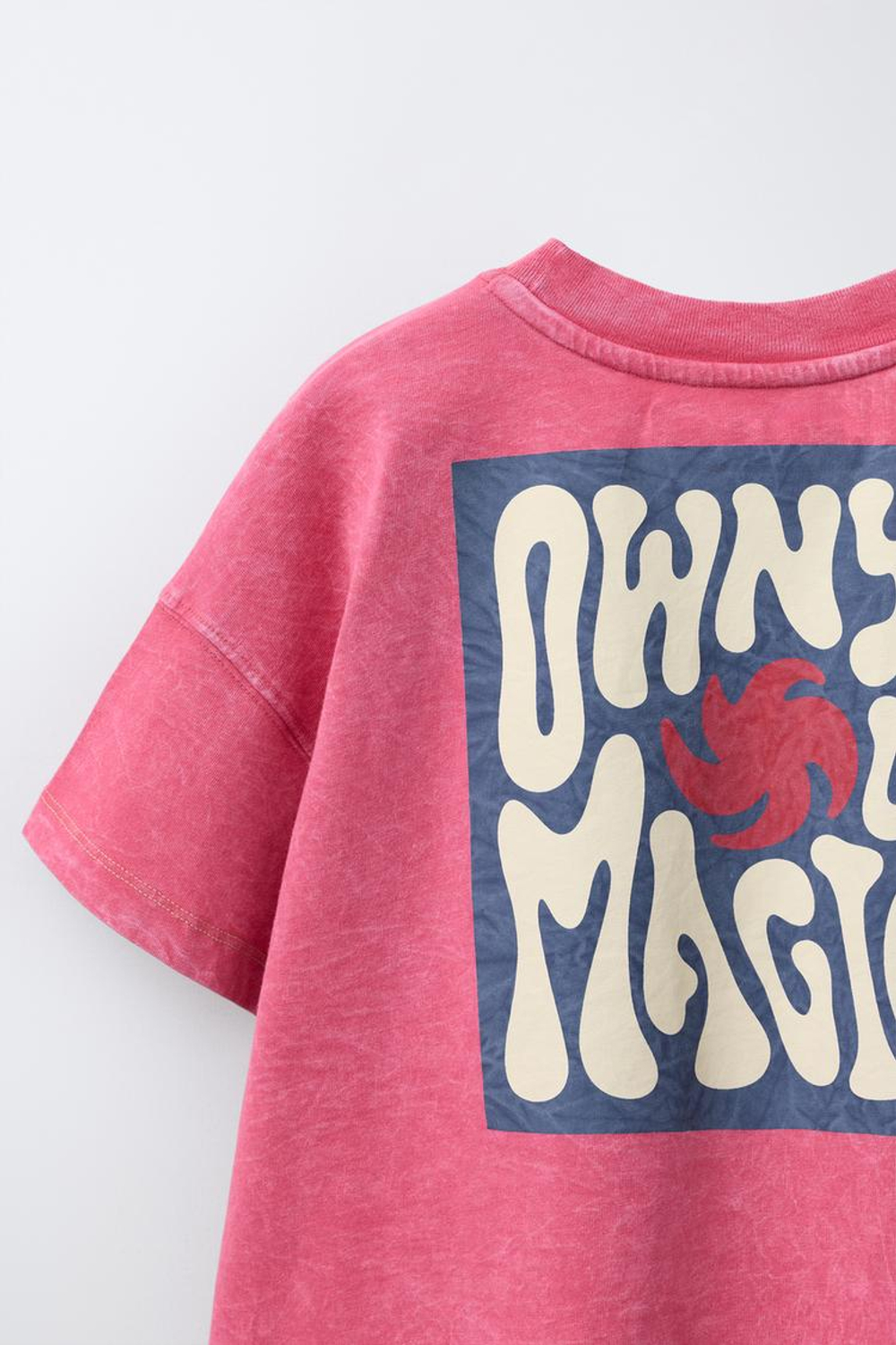 ZARA ФУТБОЛКА ИЗ ФУТЕРА С ПРИНТОМ, КАРМАНОМ И ЭФФЕКТОМ ПОТЕРТОСТИ, РОЗОВЫЙ МЕЛАНЖ