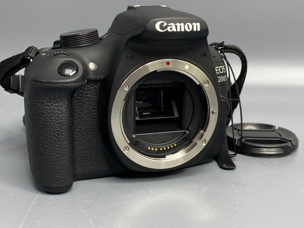 Canon 1200D kit 18-55mm III 3000 кадров