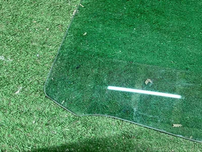 Стекло двери переднее левое Mercedes E C238 16-23