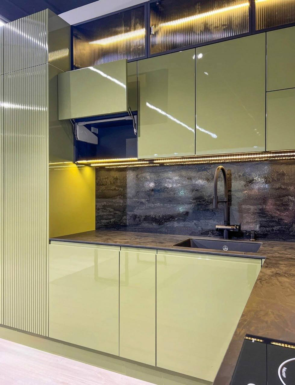 Кухня "Олива" 3000×3000 — стекло + глянец RAL 6013, Hettich, HPL