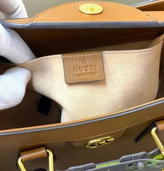 Коричневая сумка Gucci Diana маленького размера
