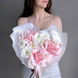 Нежный букет французская роза и хризантема