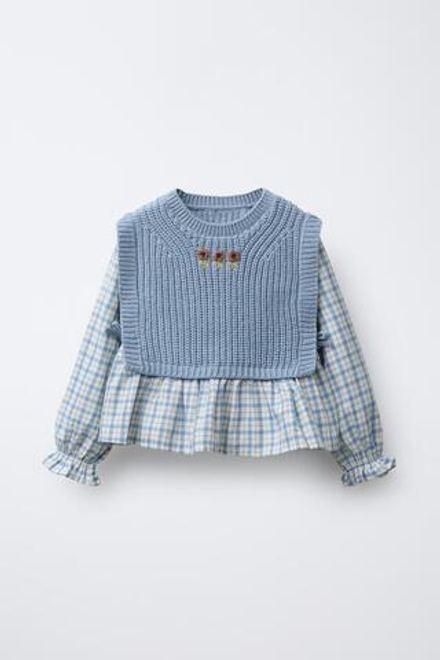 ZARA ВЫШИТЫЙ ТРИКОТАЖНЫЙ ЖИЛЕТ В СОЧЕТАНИИ С РУБАШКОЙ В КЛЕТКУ, НЕБЕСНО-ГОЛУБОЙ