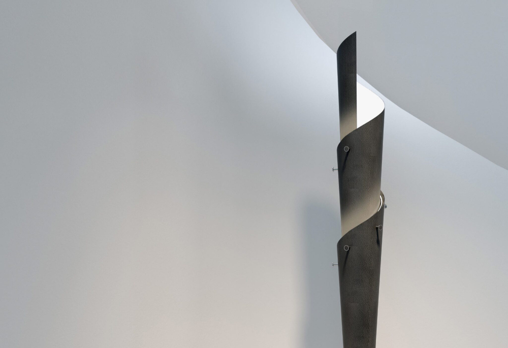 Гардероб Yomei Loop light sculpture and coat rack