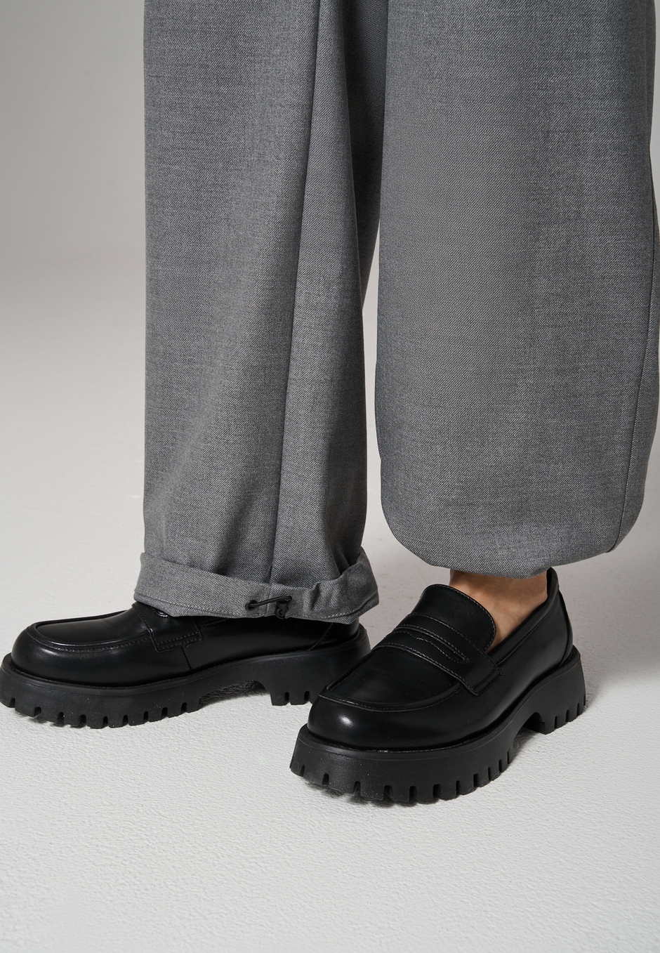 Брюки с поясом на резинке серые