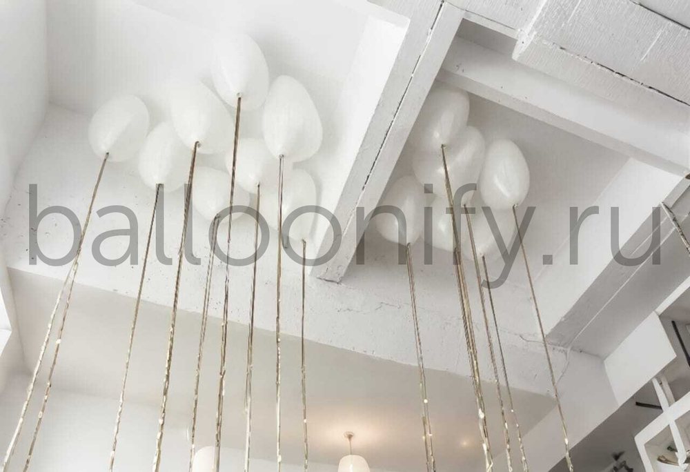 Шары под потолок, белые сердечки 30 см, с золотым дождиком