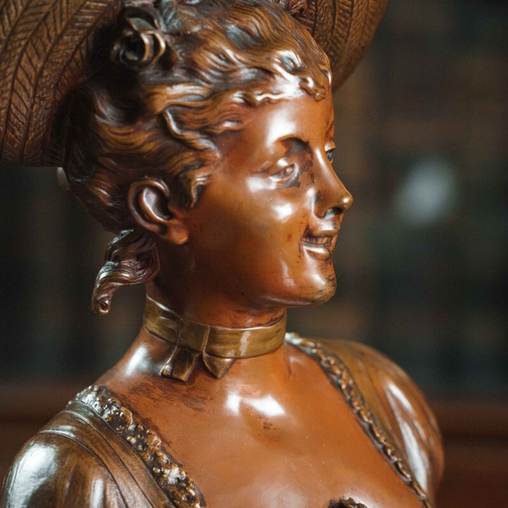 Бюст девушки в шляпке