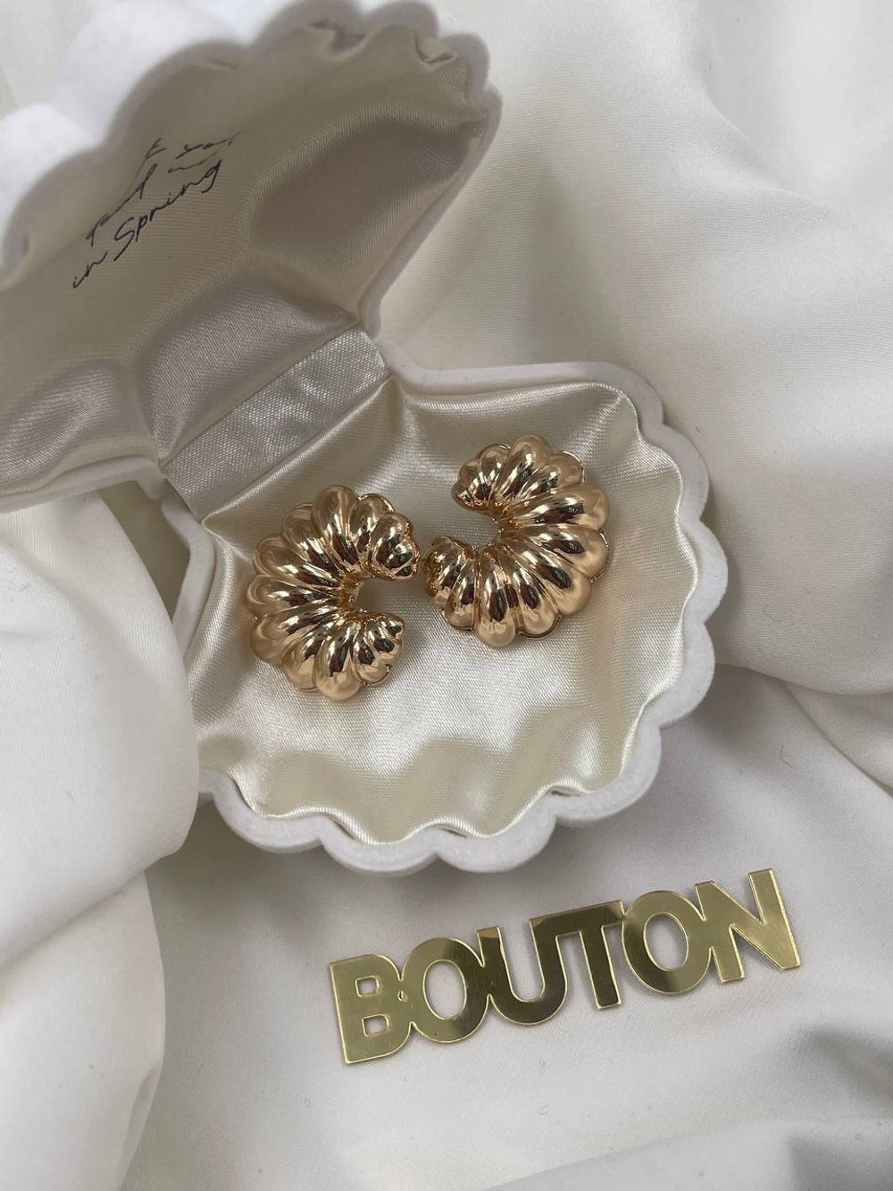 Серьги золотистые в форме круассана