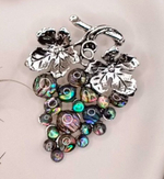 Брошь "Веточка винограда" из цинкового сплава с ракушечником, и смолы со стразами.