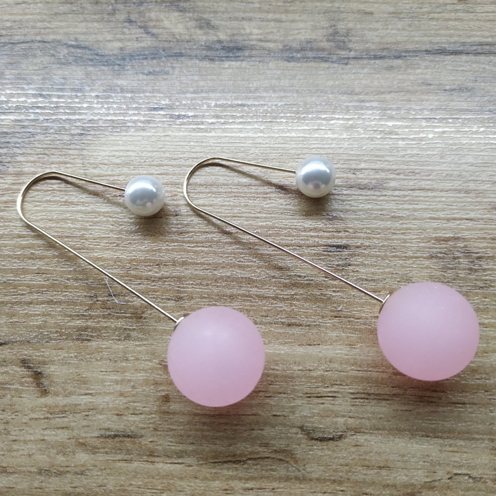 Серьги-шпильки Style Dior long бусинка цвет розовый матовый металл золотистый