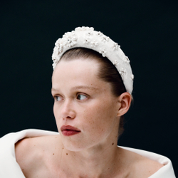 Ободок высокий с декором из жемчуга и камней