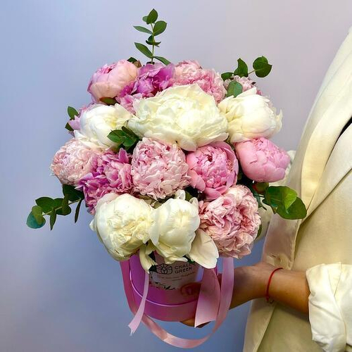 15 разноцветных пионов с эвкалиптом в шляпной коробке. Цветы в коробке 028 Chalet Green