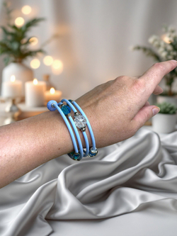 Браслет с бусинами гибкий красный