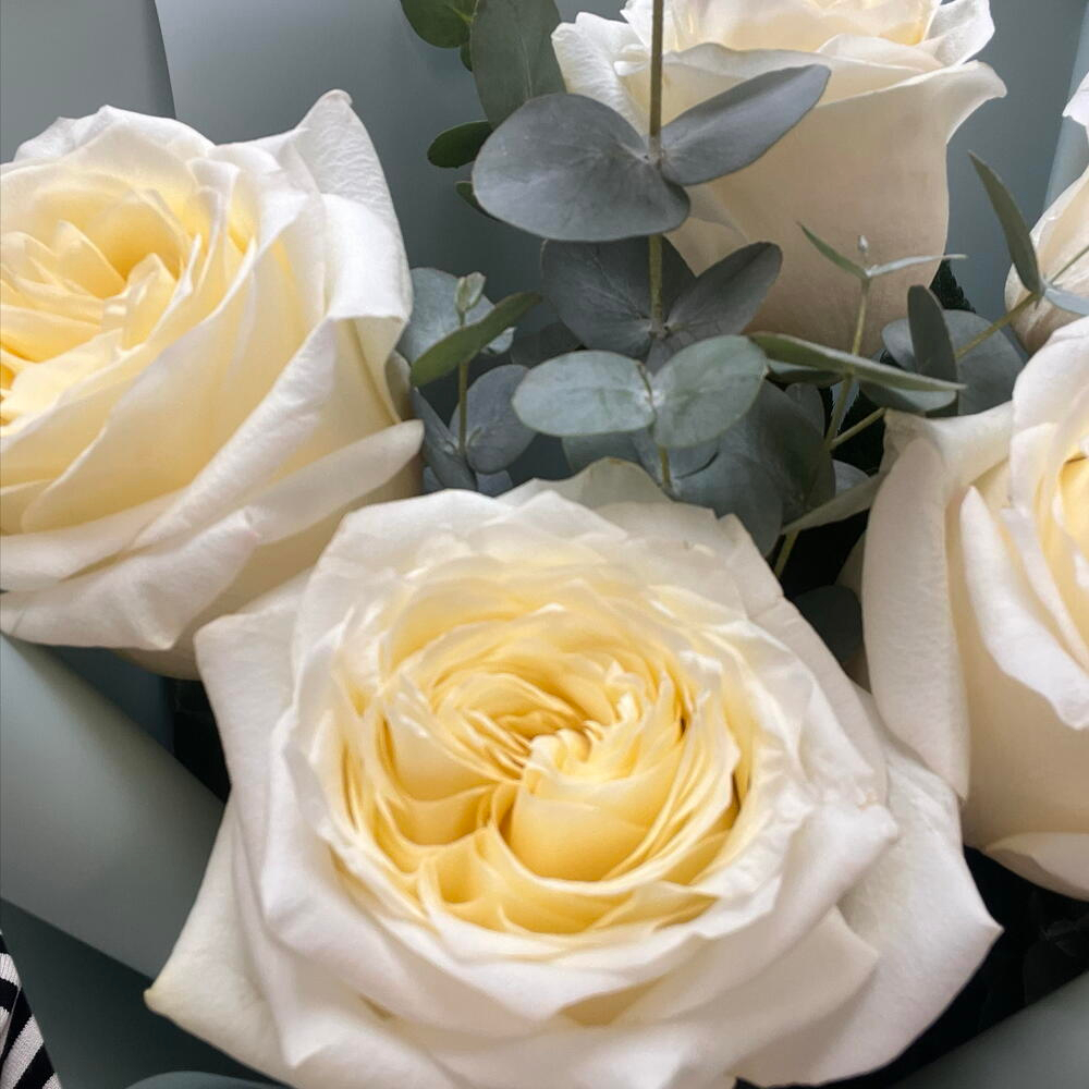 Нежный букет из ароматных пионовидных роз с эвкалиптом