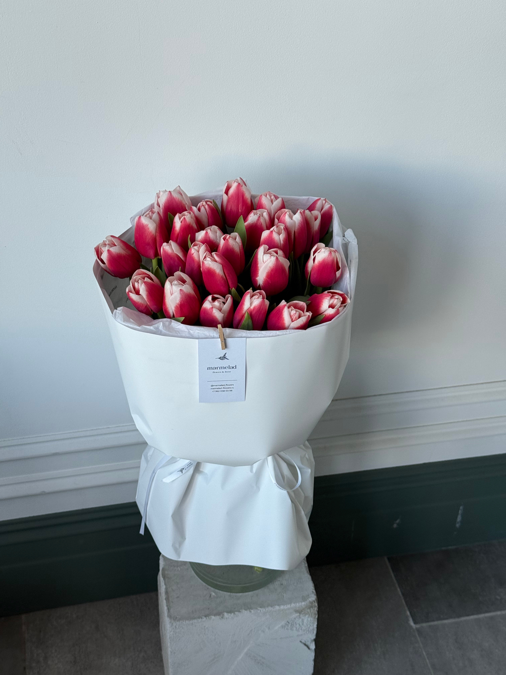 Букет из 25-ти красно-белых тюльпанов