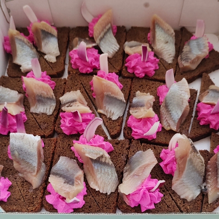 Брускеты сельдь со свекольным муссом