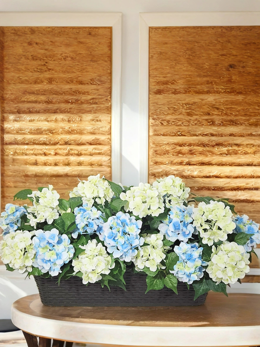 Искусственные цветы Гортензия бело-голубая 70см в балконном ящике ротанг