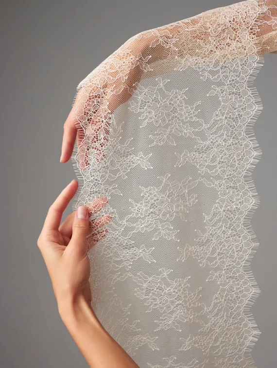 01-11 Кружево шантильи 23 см, телесный 126