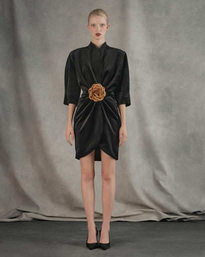 Платье мини из бархата с цветком