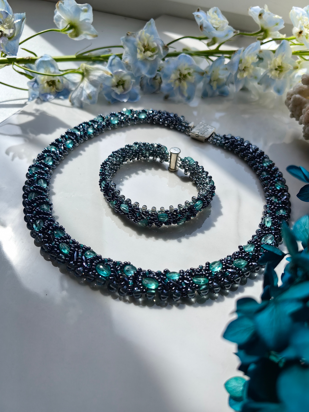 Браслет из бисера "Змейка" 17,5 см ручной работы с камнем Апатит