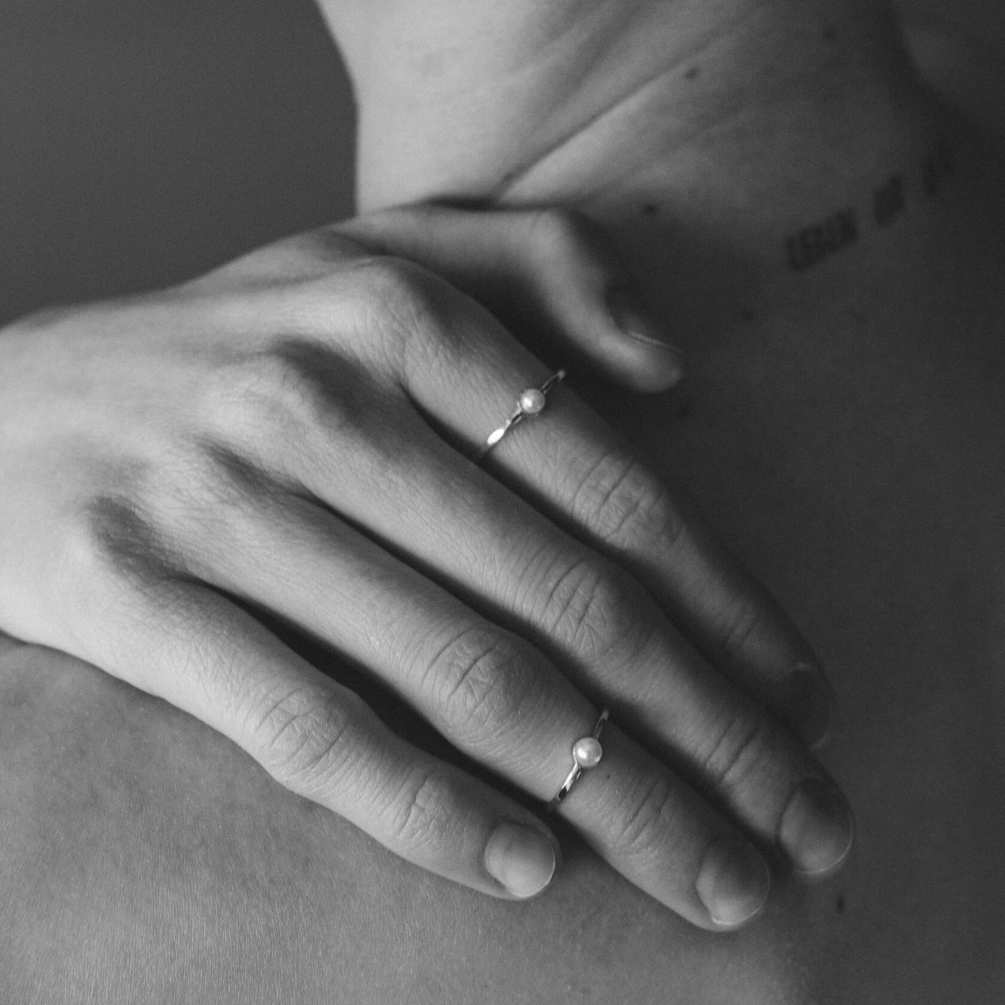 Кольцо тонкое с жемчугом