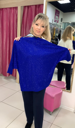 Белый нарядный джемпер со стразовым принтом