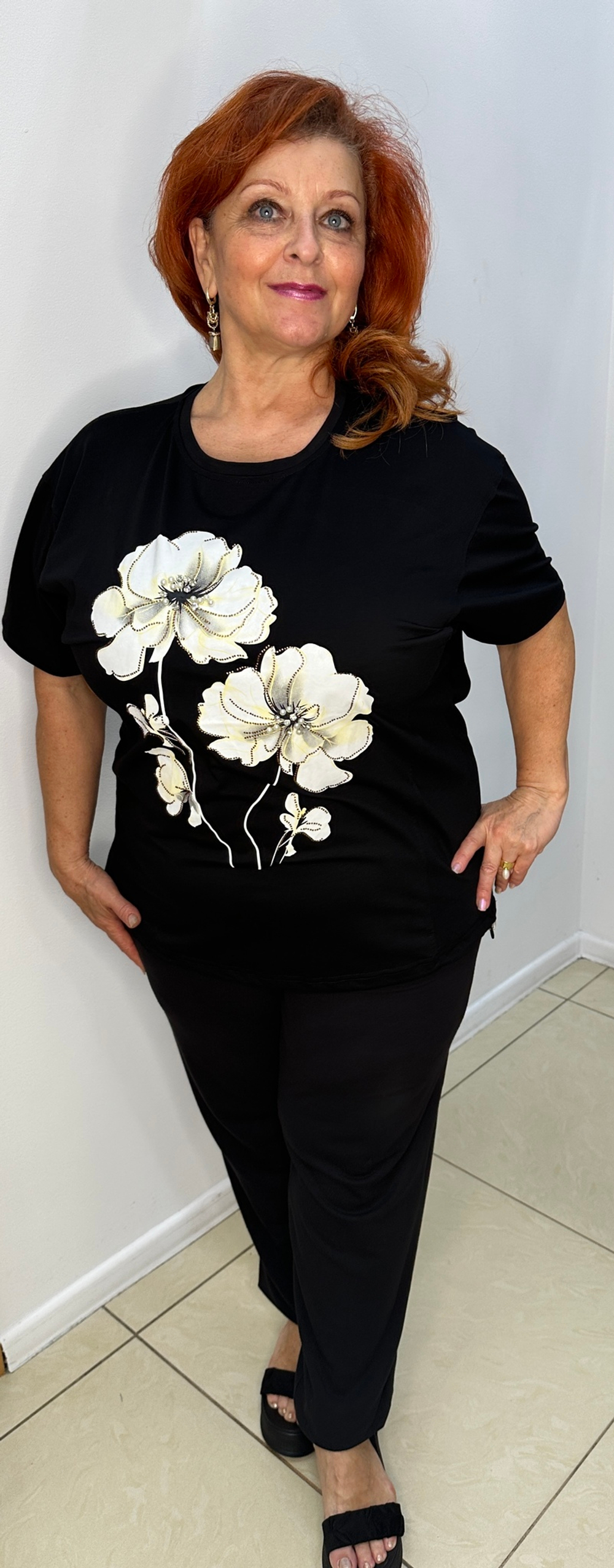 Черный блузон-футболка с цветочным принтом