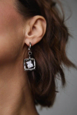 Серьги прозрачный прямоугольный кристалл в серебряном квадрате, замок скоба