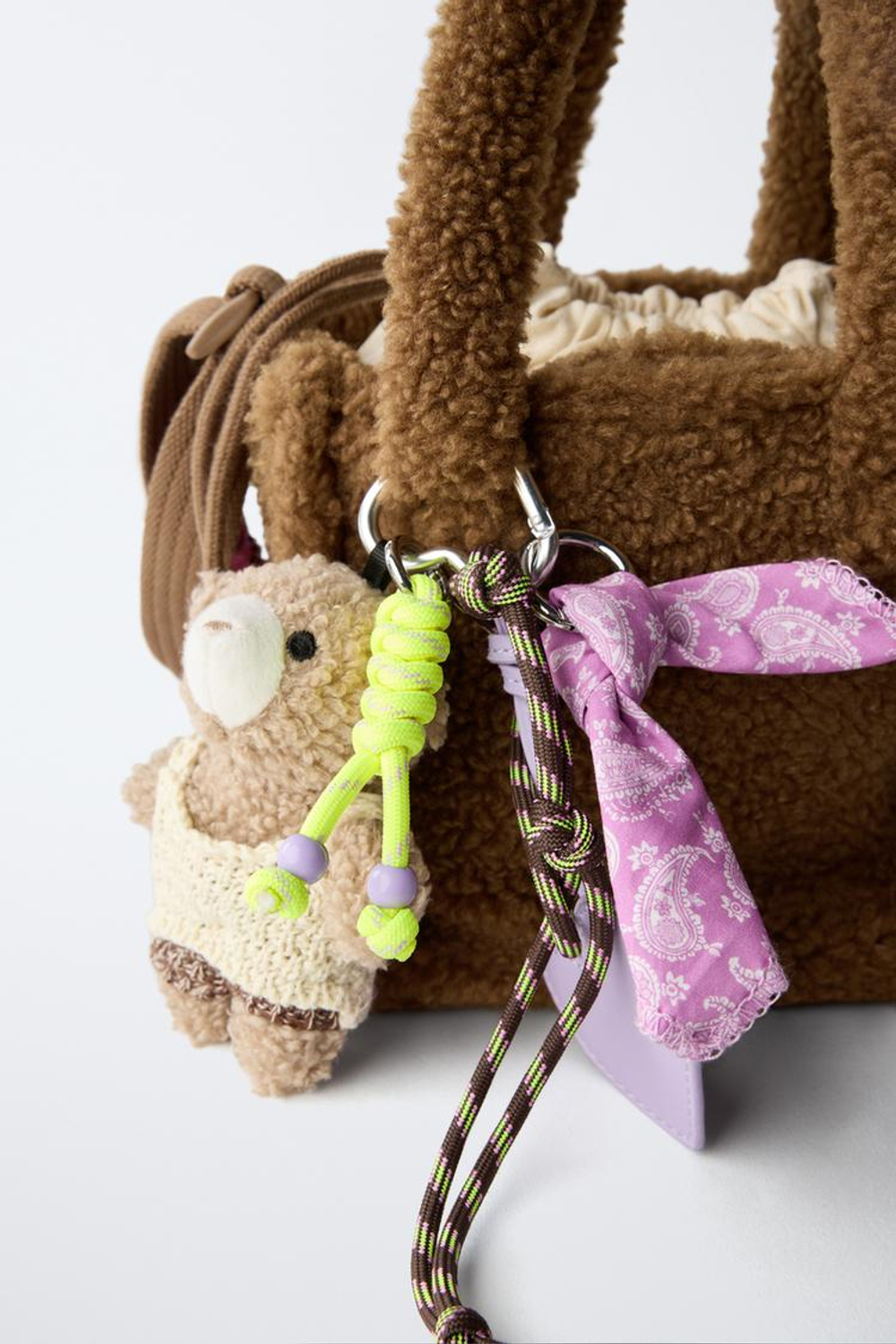 ZARA МИНИ-СУМКА ИЗ ИСКУССТВЕННОЙ ОВЧИНЫ С ПОДВЕСКАМИ, КОРИЧНЕВЫЙ