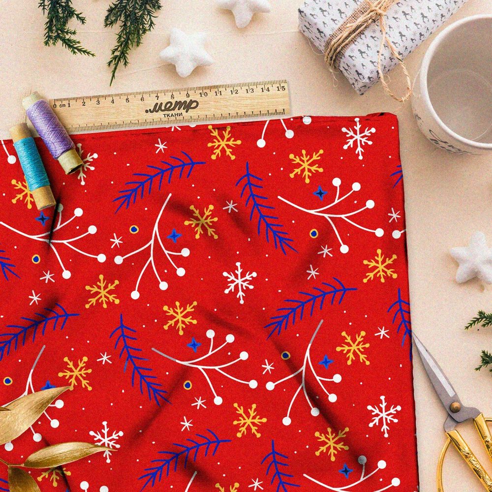 Ткань оксфорд 600 хвойные ветки и снежинки на красном фоне