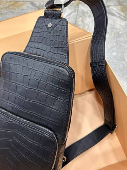 Сумка-слинг Louis Vuitton из кожи крокодила