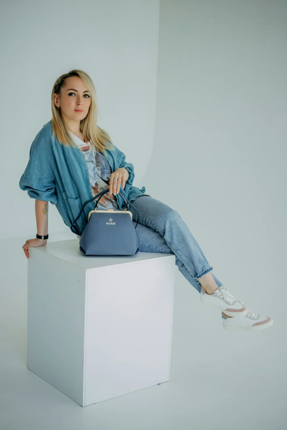 Женская кросс-боди сумка с фермуаром натуральная кожа серо-голубая