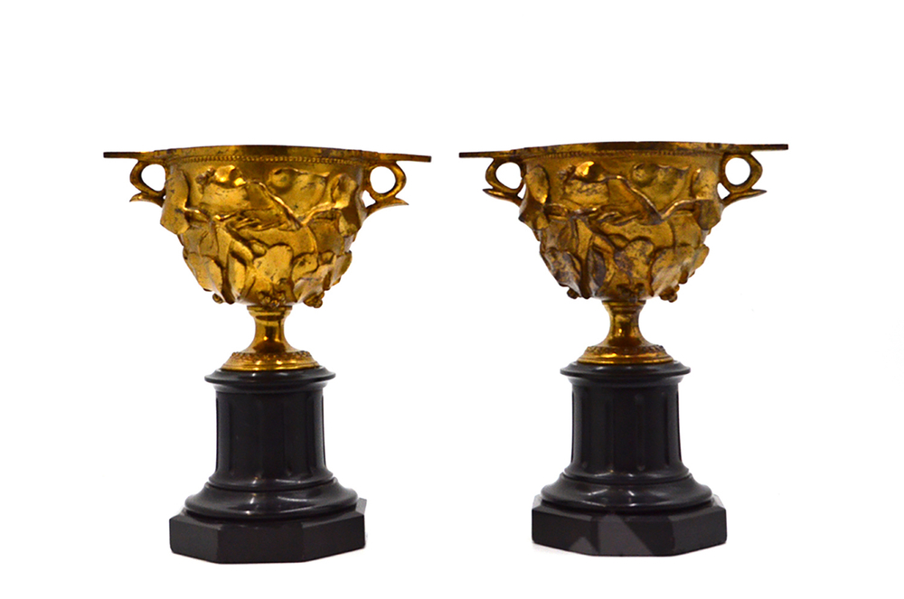 Пара бронзовых скифосов с растительным орнаментом на постаменте из черного мрамора.