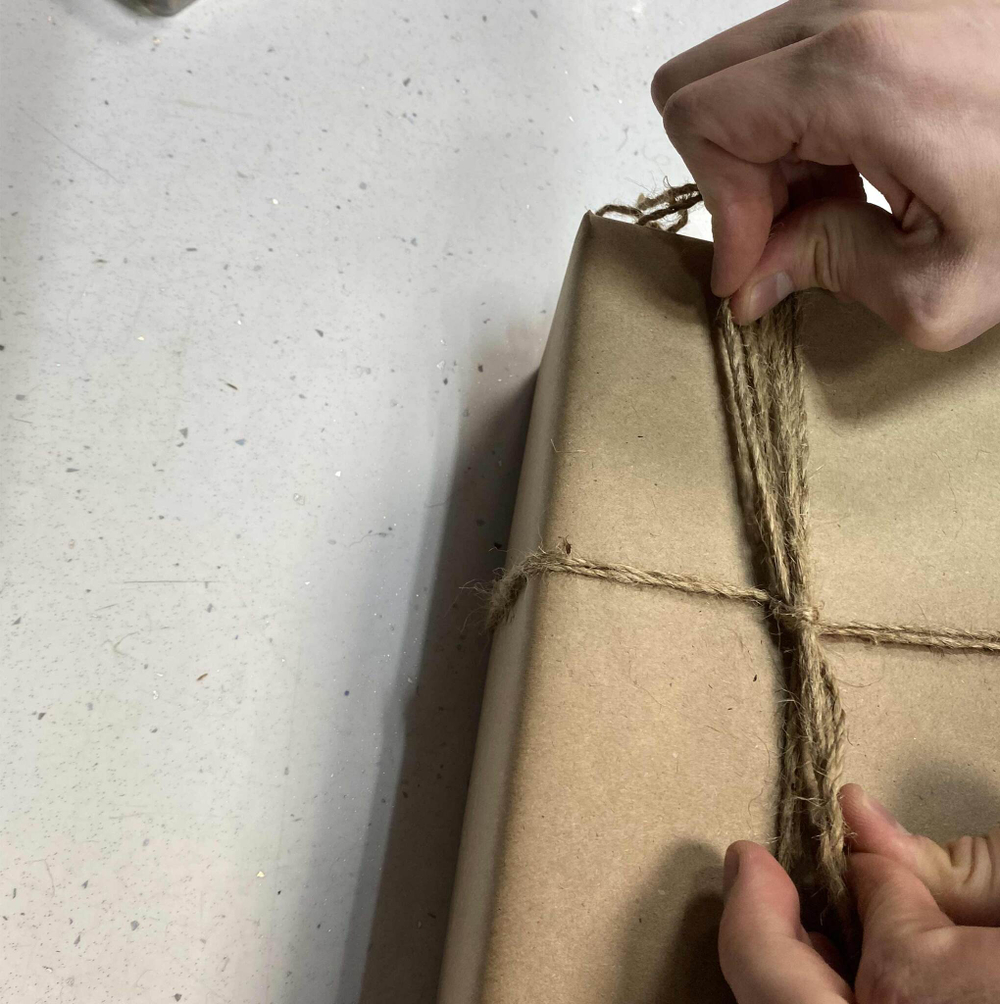 Крафт с сургучной печатью. Услуга по упаковке подарка.