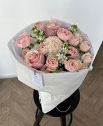 Букет из хризантемы, кустовых пионовидных роз, диантусов и оксипеталума