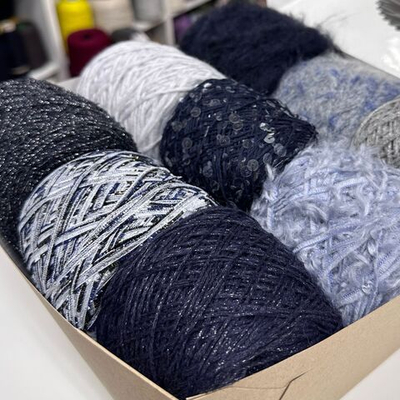 Набор итальянской фантазийной пряжи для джемпера "НОЧНОЙ ПЕТЕРБУРГ";  Состав: кидмохер, меринос, альпака,  люрекс, фибра, пайетки. общий вес: 660 гр