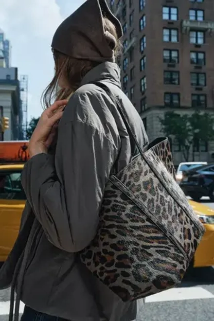 ZARA КОЖАНАЯ СУМКА-ШОПЕР С АНИМАЛИСТИЧЕСКИМ УЗОРОМ, СЕРЫЙ