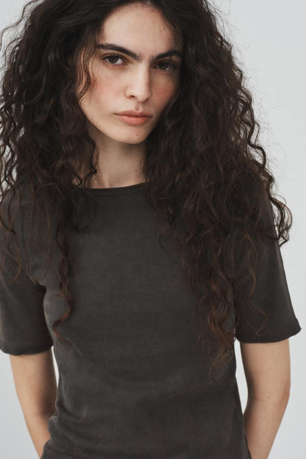 ZARA ФУТБОЛКА С ЭФФЕКТОМ ПОТЕРТОСТИ, УГОЛЬНЫЙ