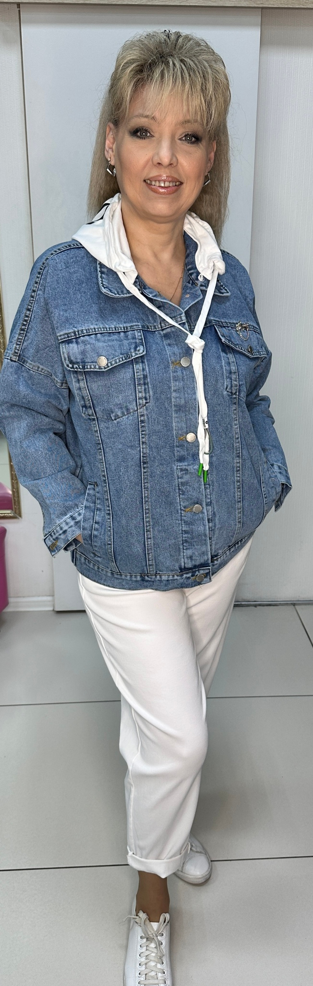 Джинсовый жакет-бомбер с трикотажным капюшоном