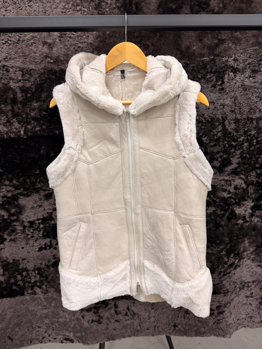 Жилет из натуральной овчины. С капюшоном, 52 Размер