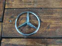 Эмблема крышки багажника Mercedes S (W222) 13-20 Б/У Оригинал A2228170016