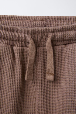 ZARA КОМПЛЕКТ ИЗ ФУТБОЛКИ И ШОРТОВ ИЗ РИФЛЕНОЙ ТКАНИ, КОРИЧНЕВЫЙ