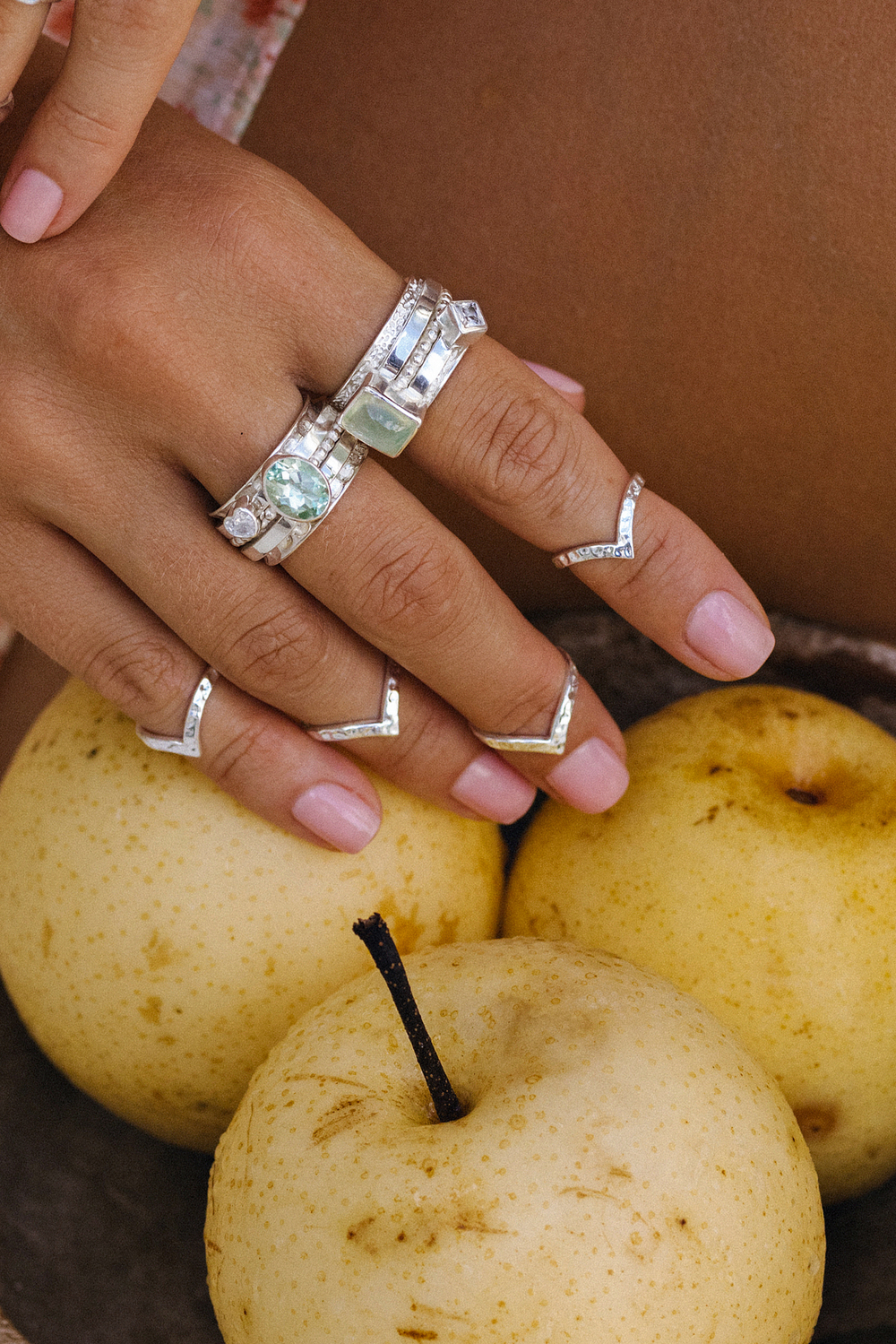 Кольцо «Мозаик» с овальным зеленым кварцем и сердечком белый циркон