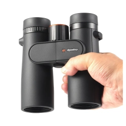 Бинокль Eyeskey Sport 10x42 в руке, сбоку, крупный план