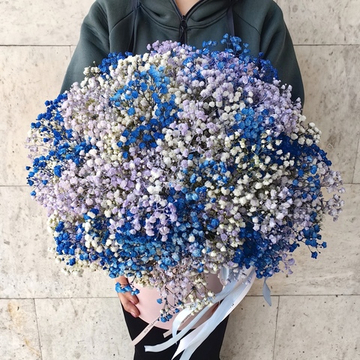 Композиция с цветной гипсофилой