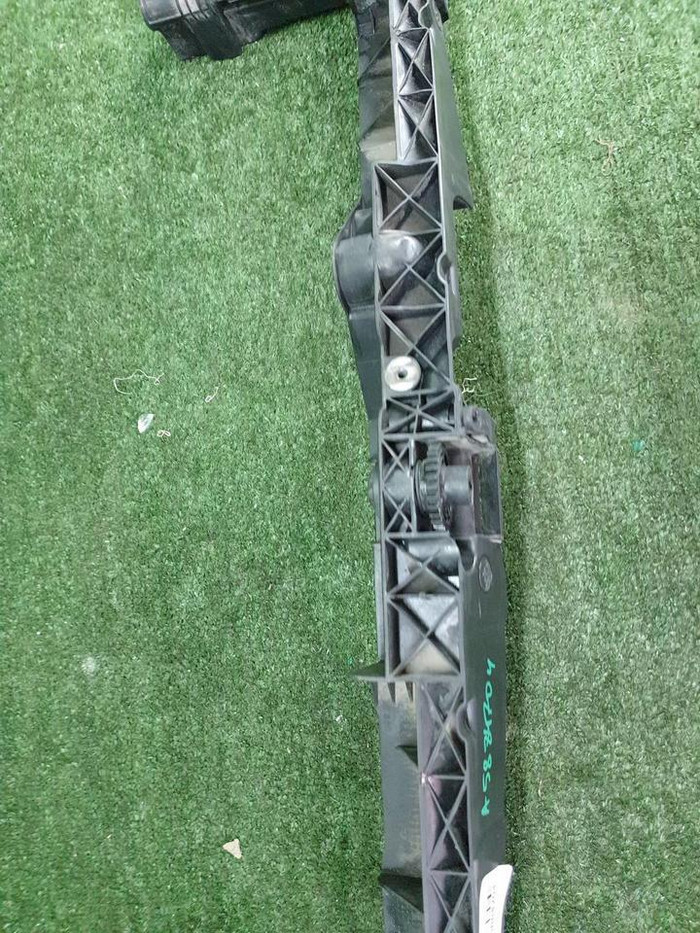 Кронштейн решетки радиатора Mercedes E W212 (2009-2016)