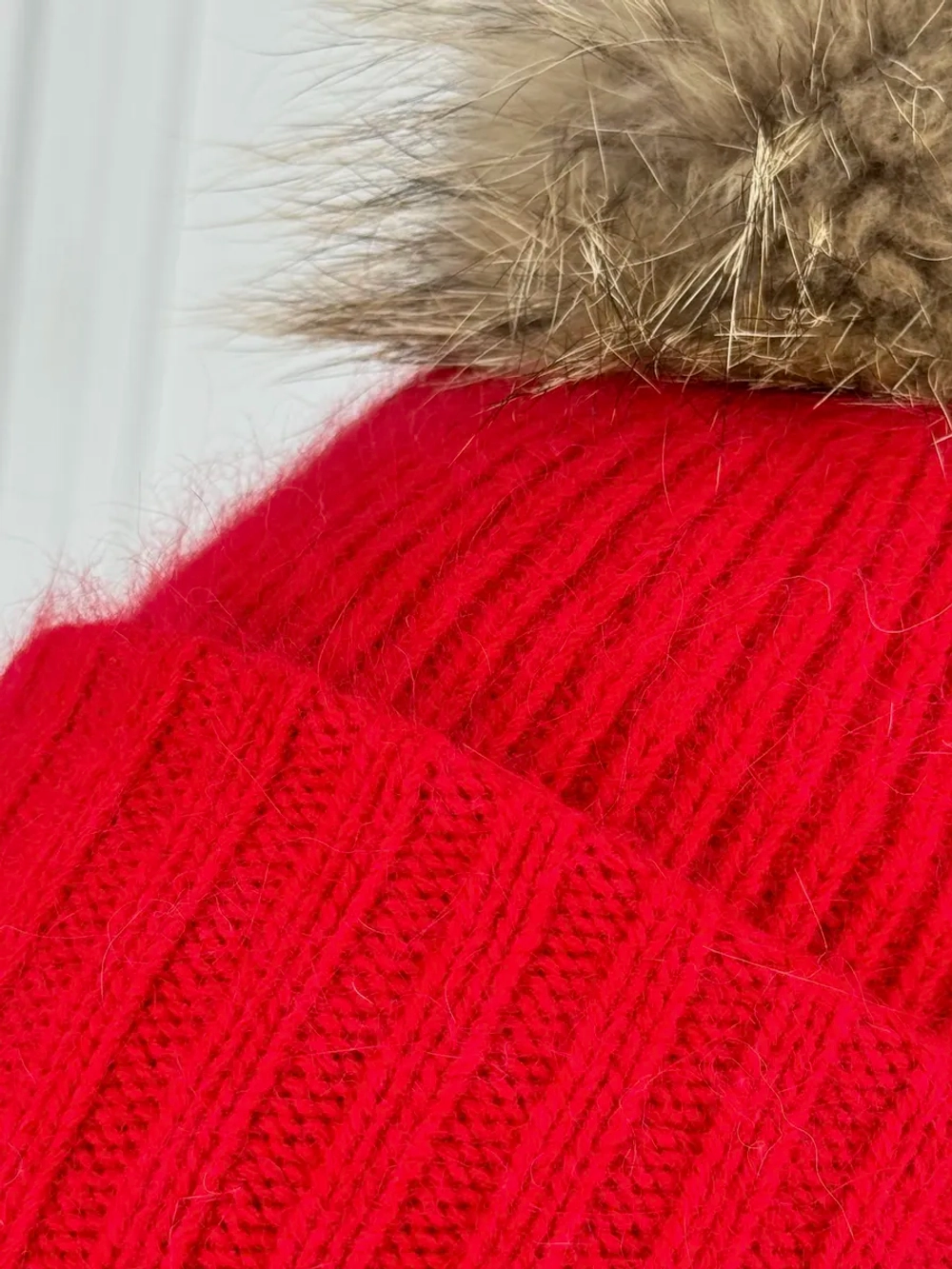 шапка ангора с меховым помпоном зимняя пушистая стильная