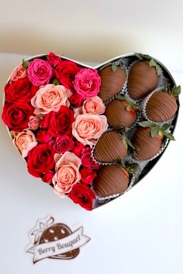 СЕРДЦЕ с розами и клубникой в шоколаде